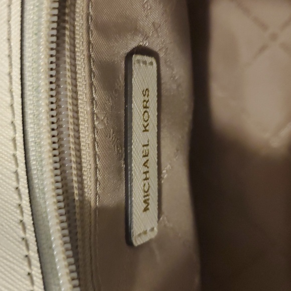 MICHEAL Micheal Kors Jet Set Tote - Picture 10 of 16